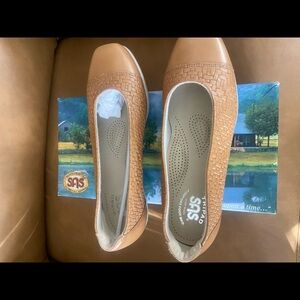 SAS Maui wheat 2440-088 size 7 1/2 M